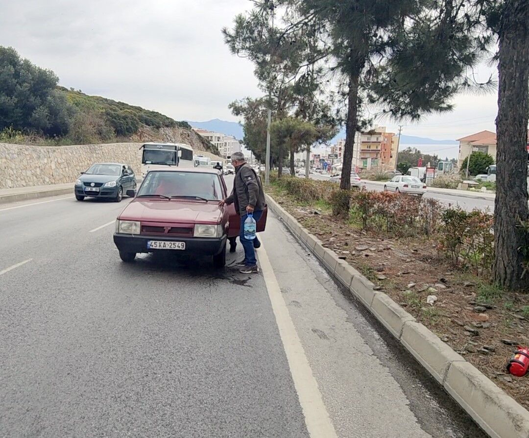 Kuşadası’nda Aynı Noktada 2 Otomobil Küle Döndü (3)