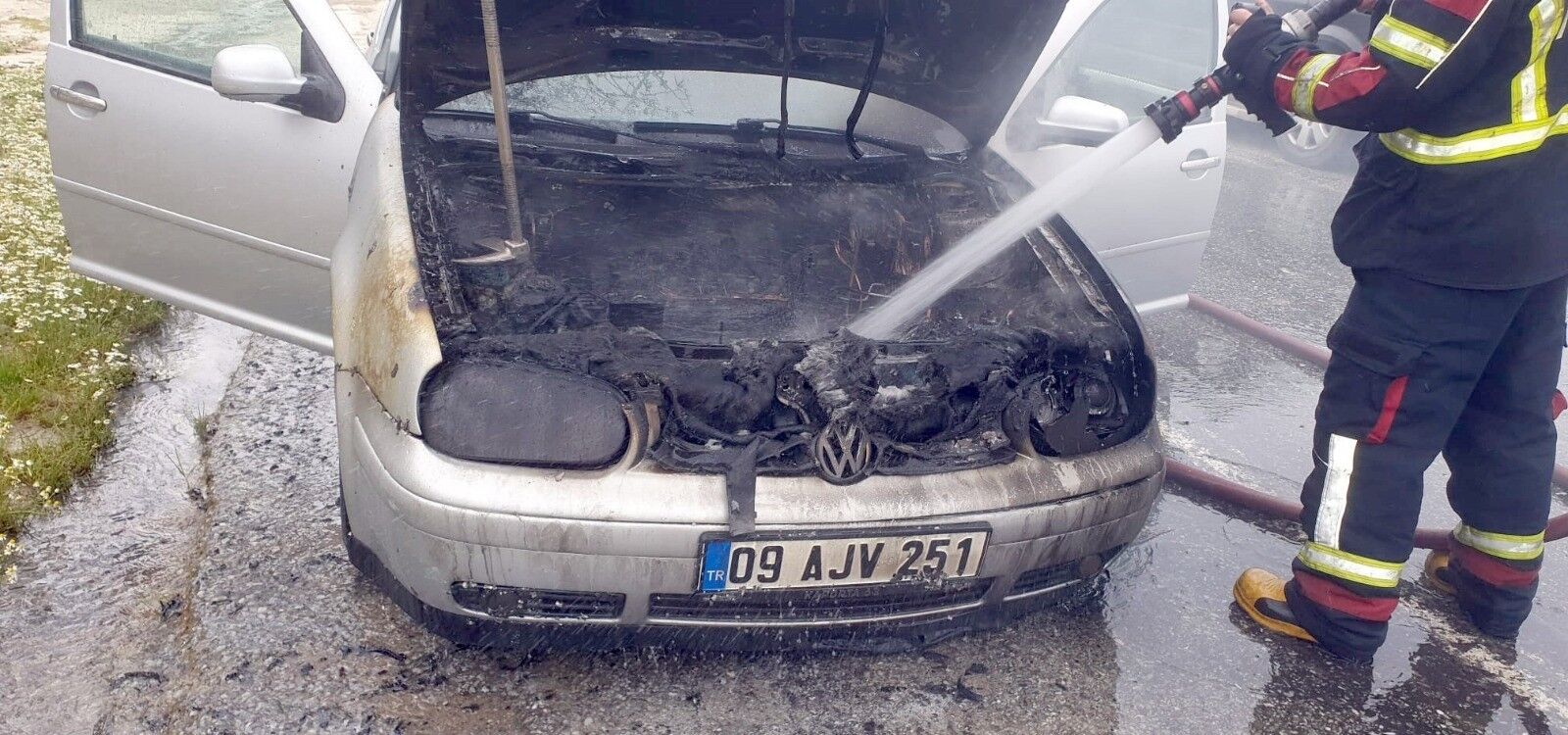 Kuşadası’nda Seyir Halindeki Otomobil Alev Aldı (1)