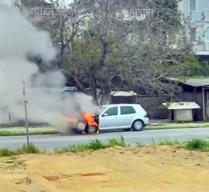 Kuşadası’nda Seyir Halindeki Otomobil Alev Aldı (4)