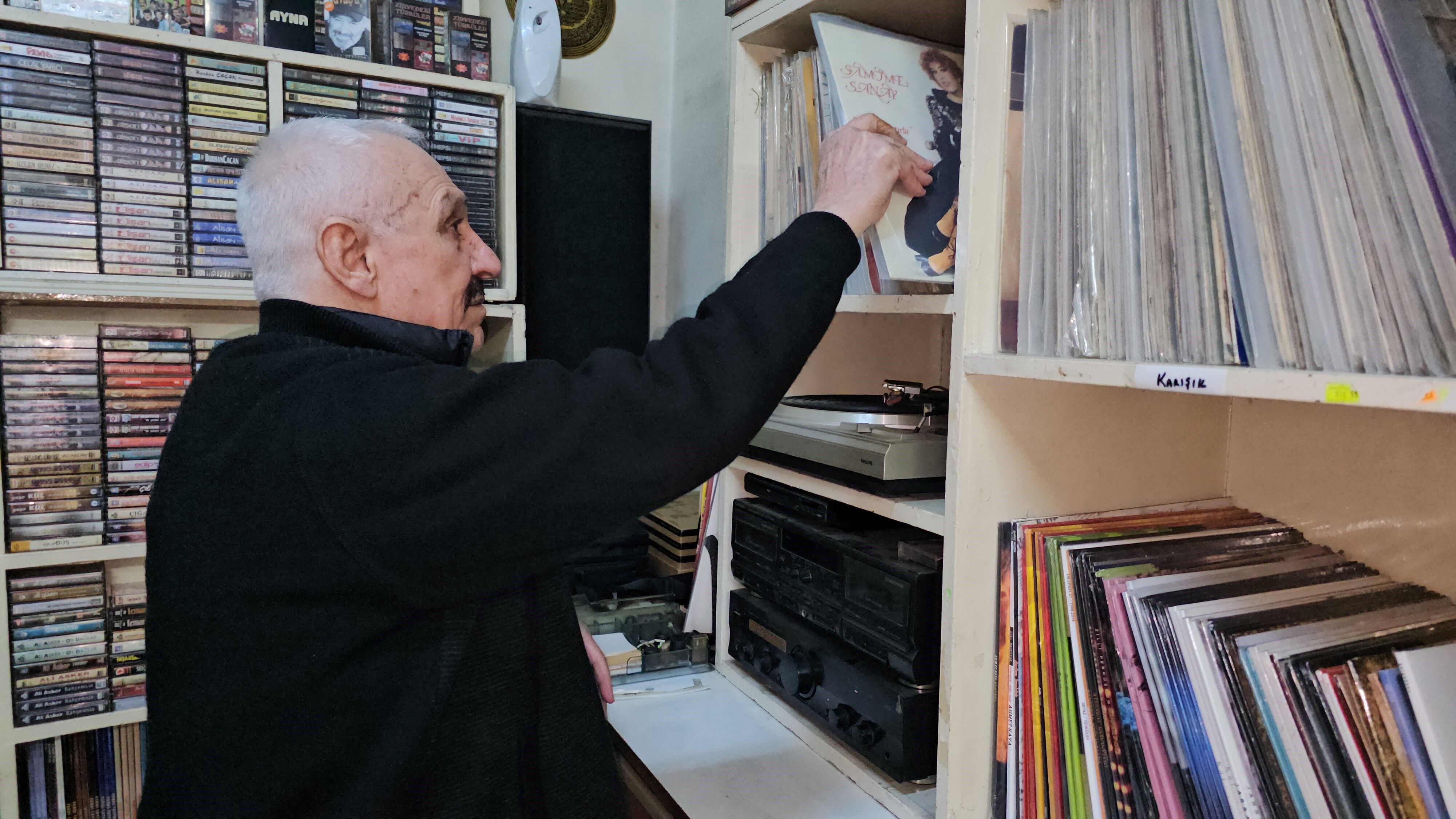 Nazilli’de Teknolojiye Direndi, 50 Yıldır Plak Ve Kaset Satıyor (7)