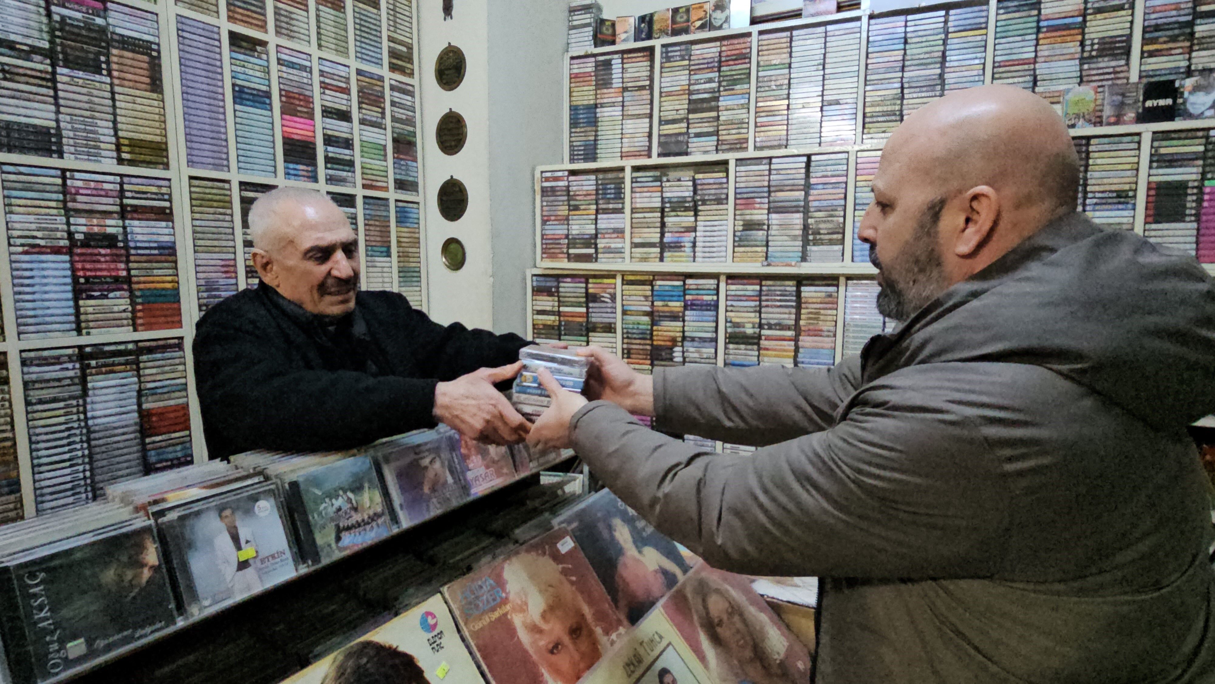 Nazilli’de Teknolojiye Direndi, 50 Yıldır Plak Ve Kaset Satıyor (9)