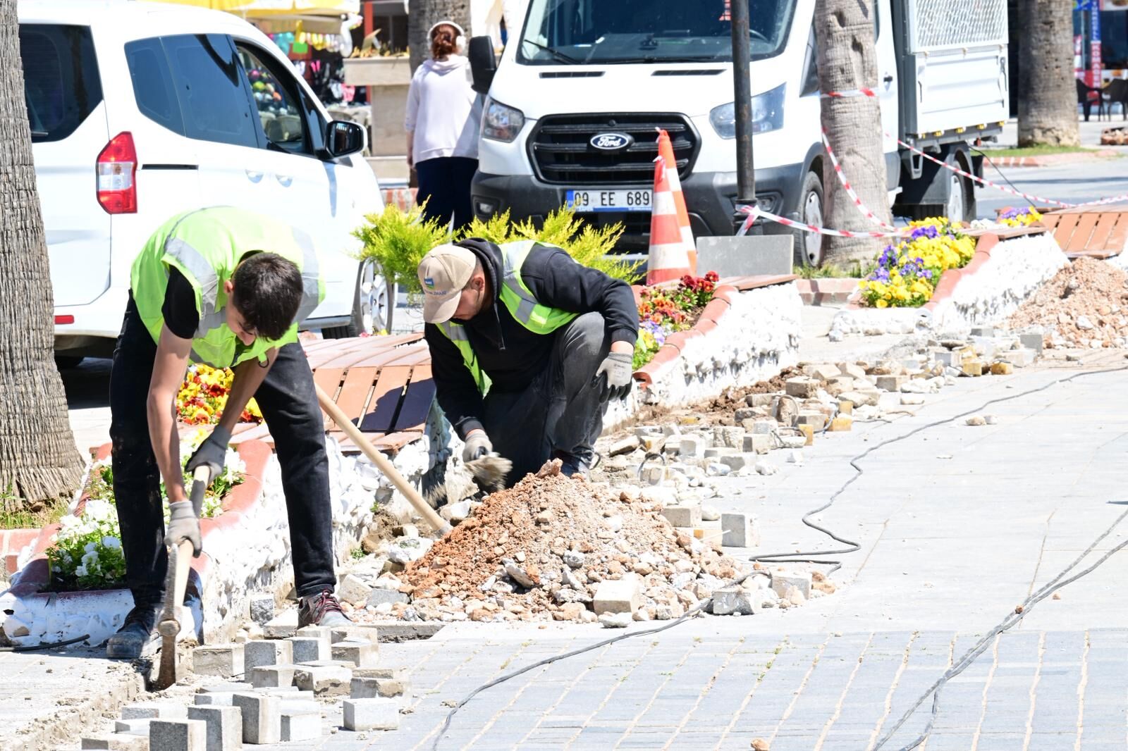 Başkan Çerçioğlu Altınkum’u Rengarenk Çiçekler Ile Süslüyor (14)