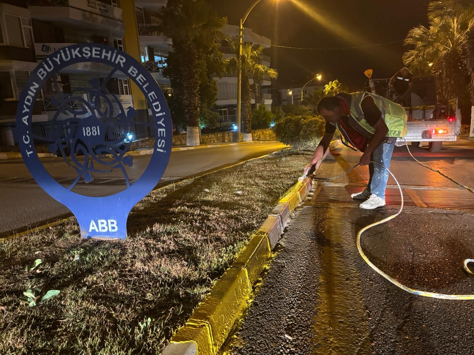 Başkan Çerçioğlu’nun Öncülüğünde Kuşadası’nda Çalışmalar 24 Saat Devam Ediyor (7)