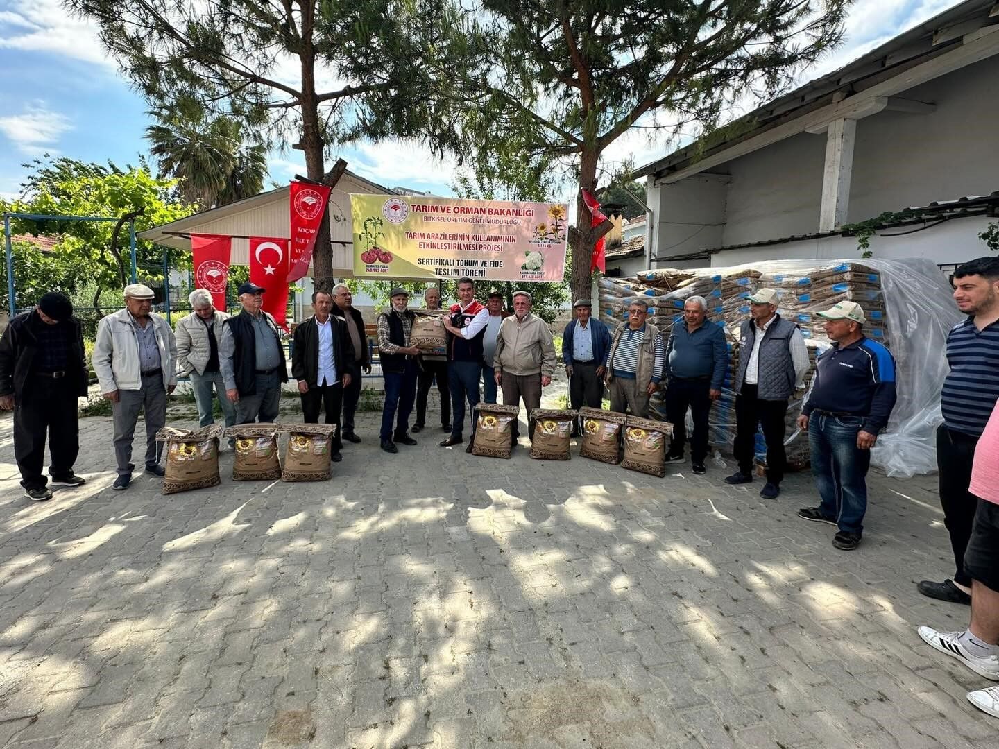 Koçarlı'da 3 Bin Kilo Ayçiçeği Tohumu Üreticilere Dağıtıldı (2)
