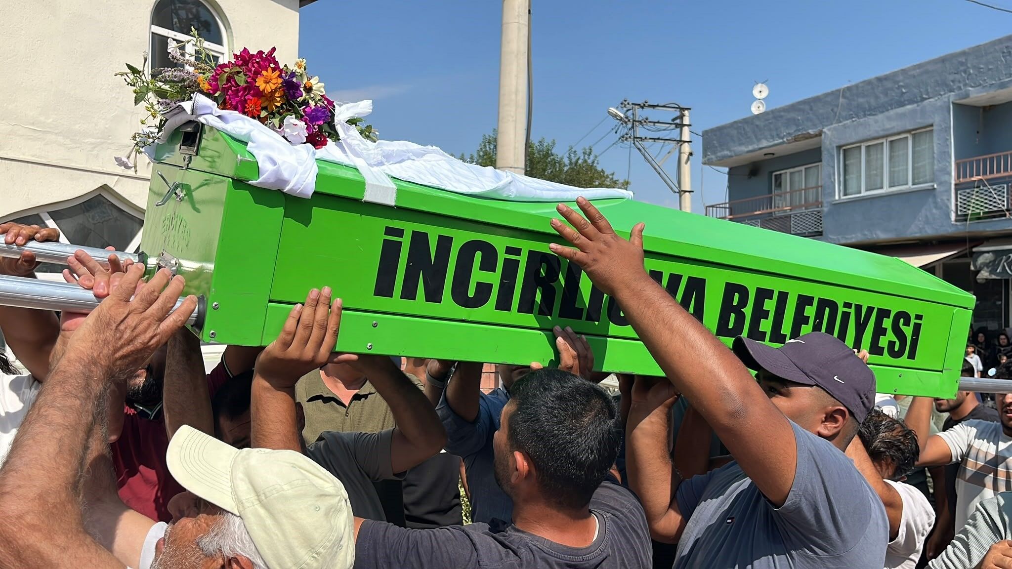 Aydın’da Gözyaşları Sel Oldu, 11 Yaşındaki Şahin Son Yolculuğuna Uğurlandı (1)