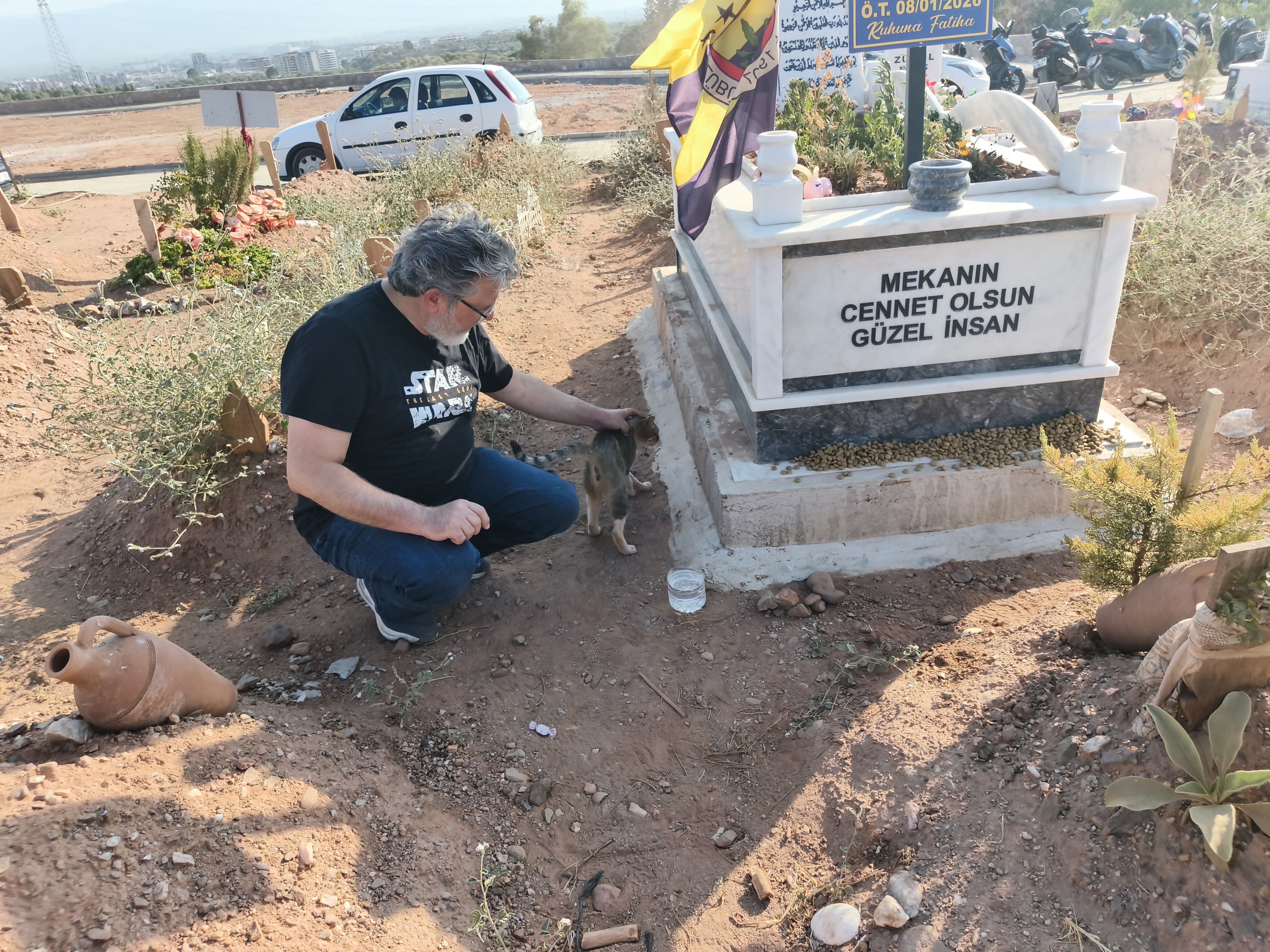 Aydın’da Sahibi Hayatını Kaybeden Kedi Aylardır Mezarın Başından Ayrılmıyor (1)