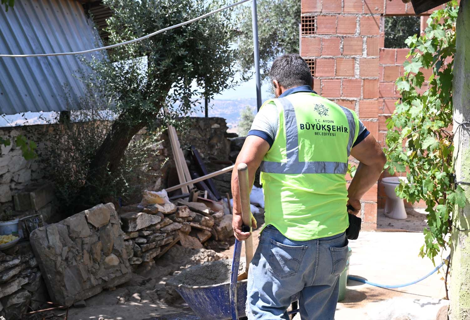 Çerçioğlu Talimat Verdi, Büyükşehir Ekipleri Ümmü Teyzenin Yardımına Koştu (1)