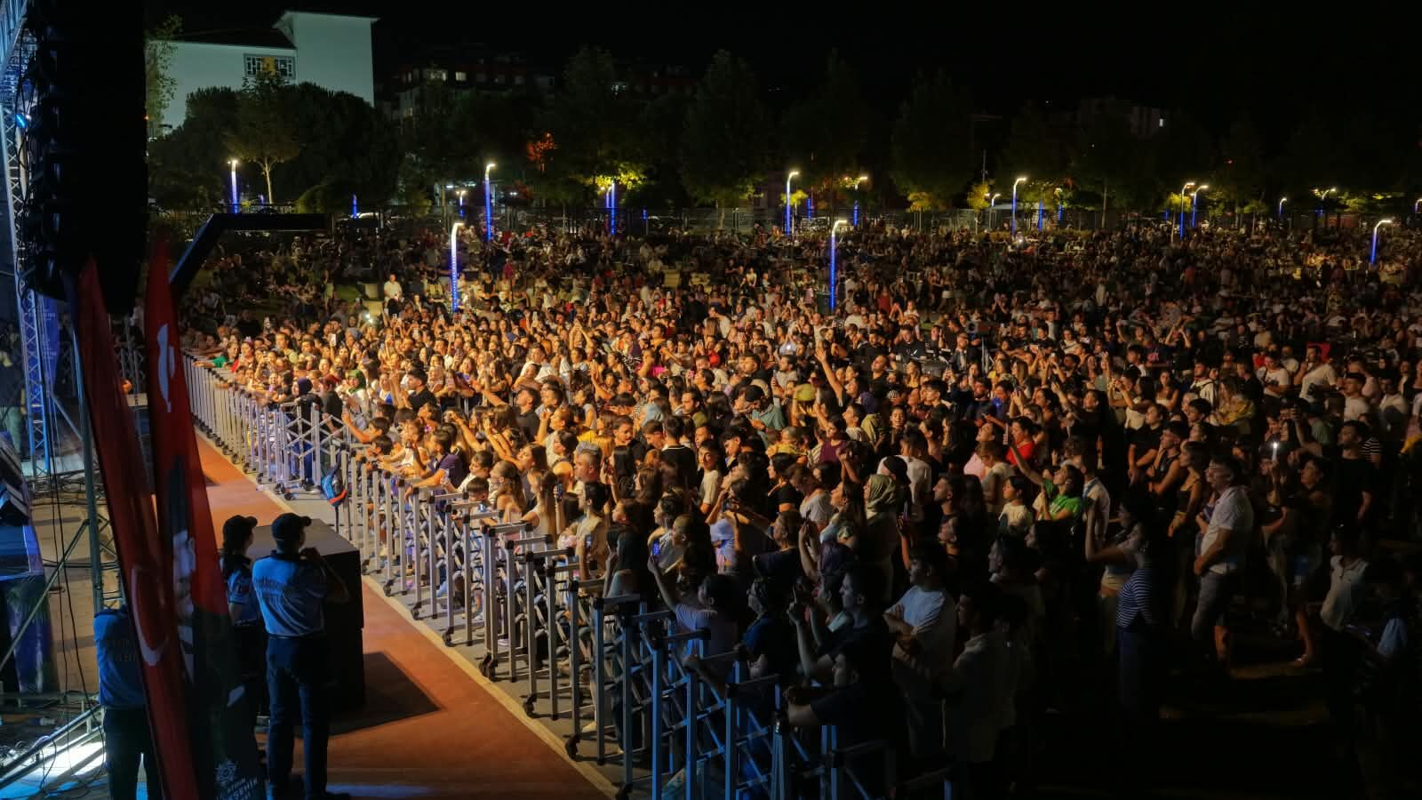 Başkan Çerçioğlu’ndan Mimar Sinan Park’ın Eşsiz Atmosferinde Yaz Konseri (2)