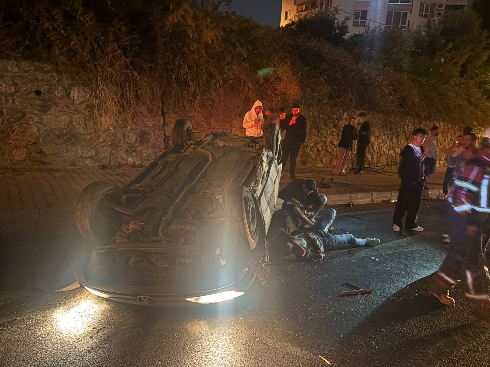 Aydın Kuşadası’nda Otomobil Devrildi (1)