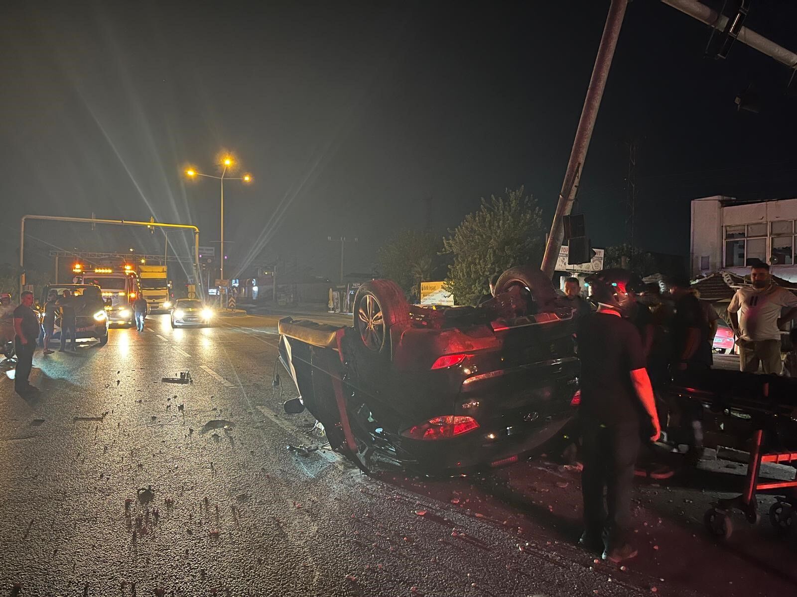 Aydın'da Direğe Çarpan Otomobil Paramparça Oldu, Çok Sayida Yarali Var (4)