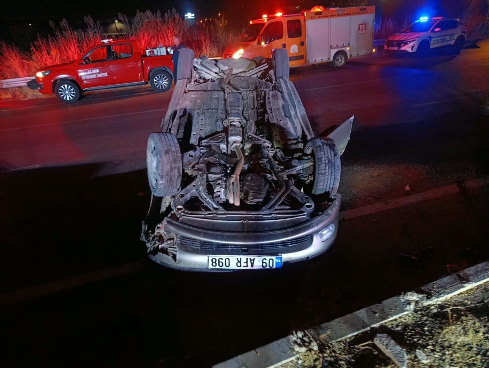 Aydın’da Feci Kaza, Refüje Çarparak Devrildi (3)