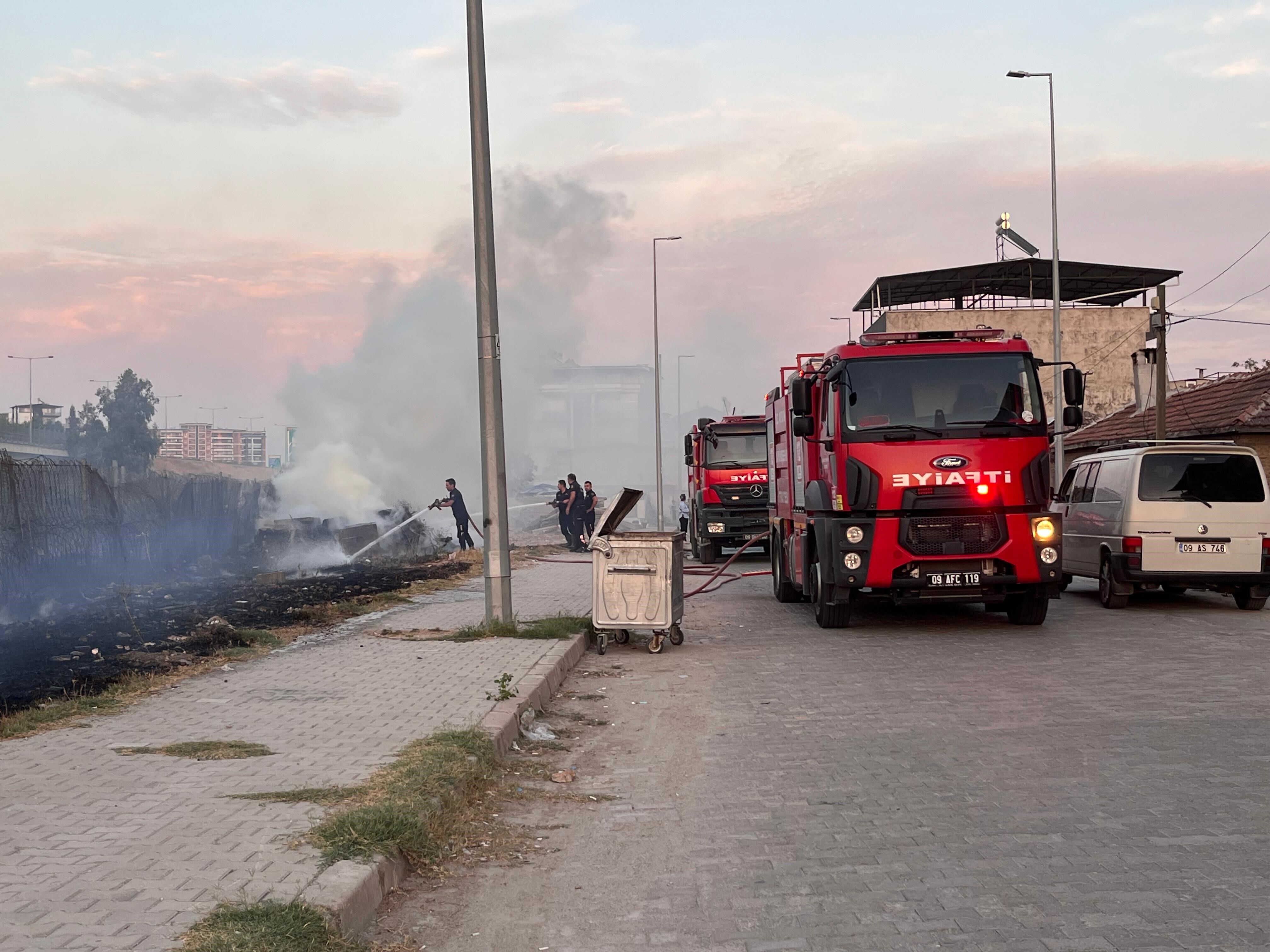 Aydın’da Yerleşim Yerlerinin Yakınında Yangın Çıktı (1)