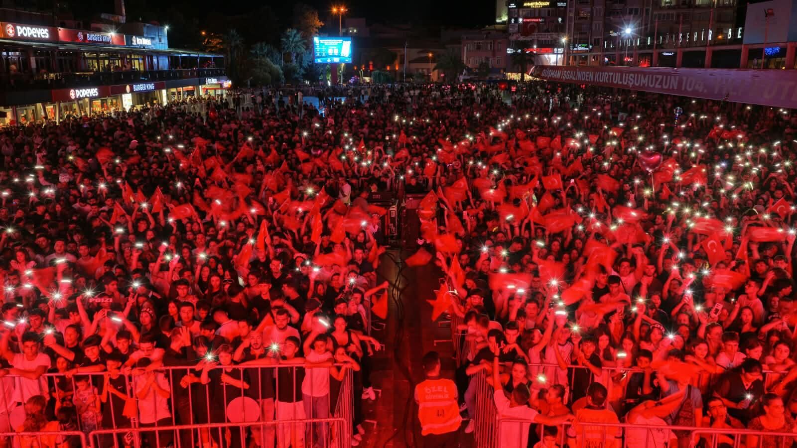 Başkan Çerçioğlu On Binlerce Aydınlıyı Atatürk Kent Meydanı’nda Kurtuluş Coşkusunda Buluşturdu (3)