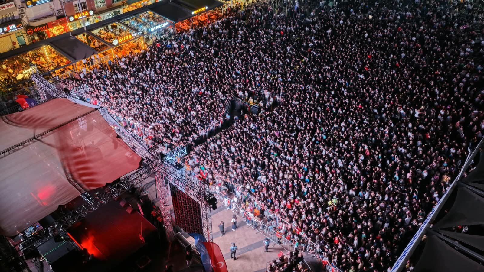 Başkan Çerçioğlu On Binlerce Aydınlıyı Atatürk Kent Meydanı’nda Kurtuluş Coşkusunda Buluşturdu (5)