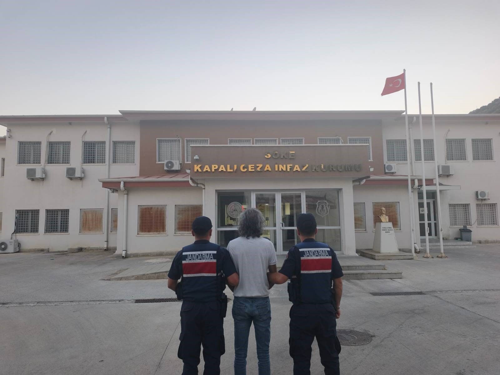 Kuşadası’ndaki Operasyonda 3 Gözaltı, 2 Tutuklama (1)