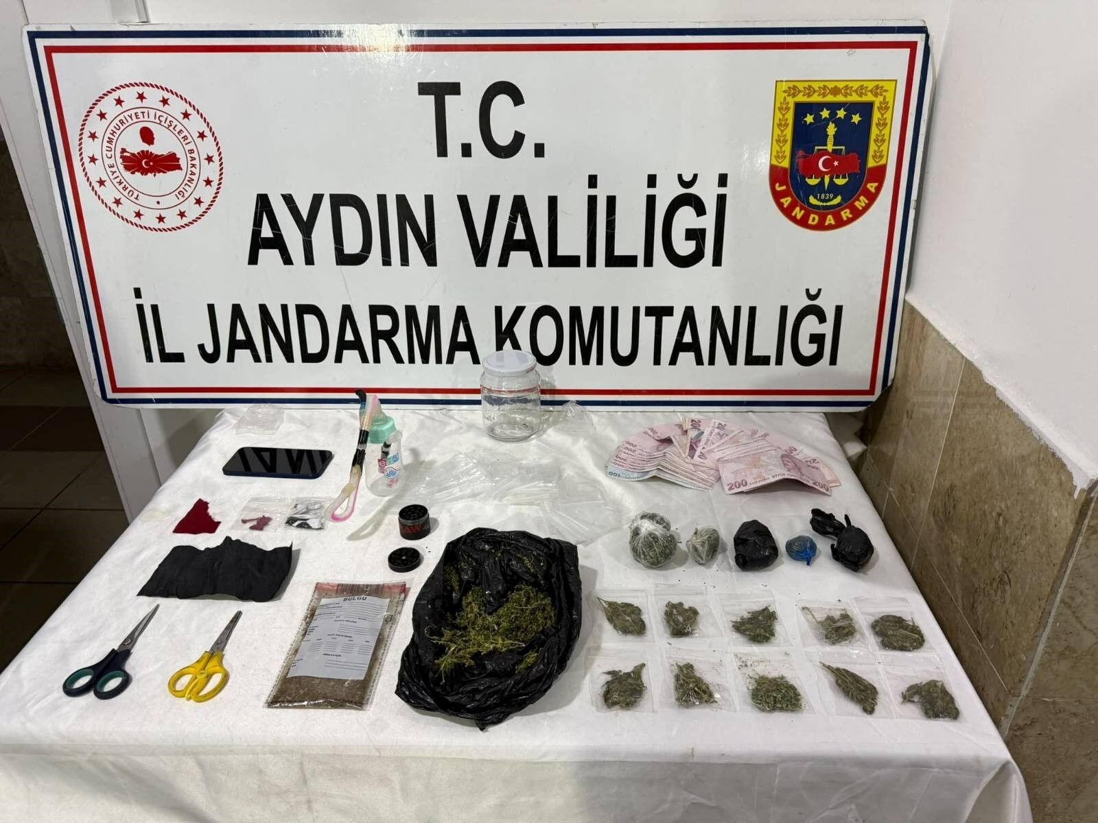 Nazilli'deki ev aramasında uyuşturucu deposu ortaya çıktı