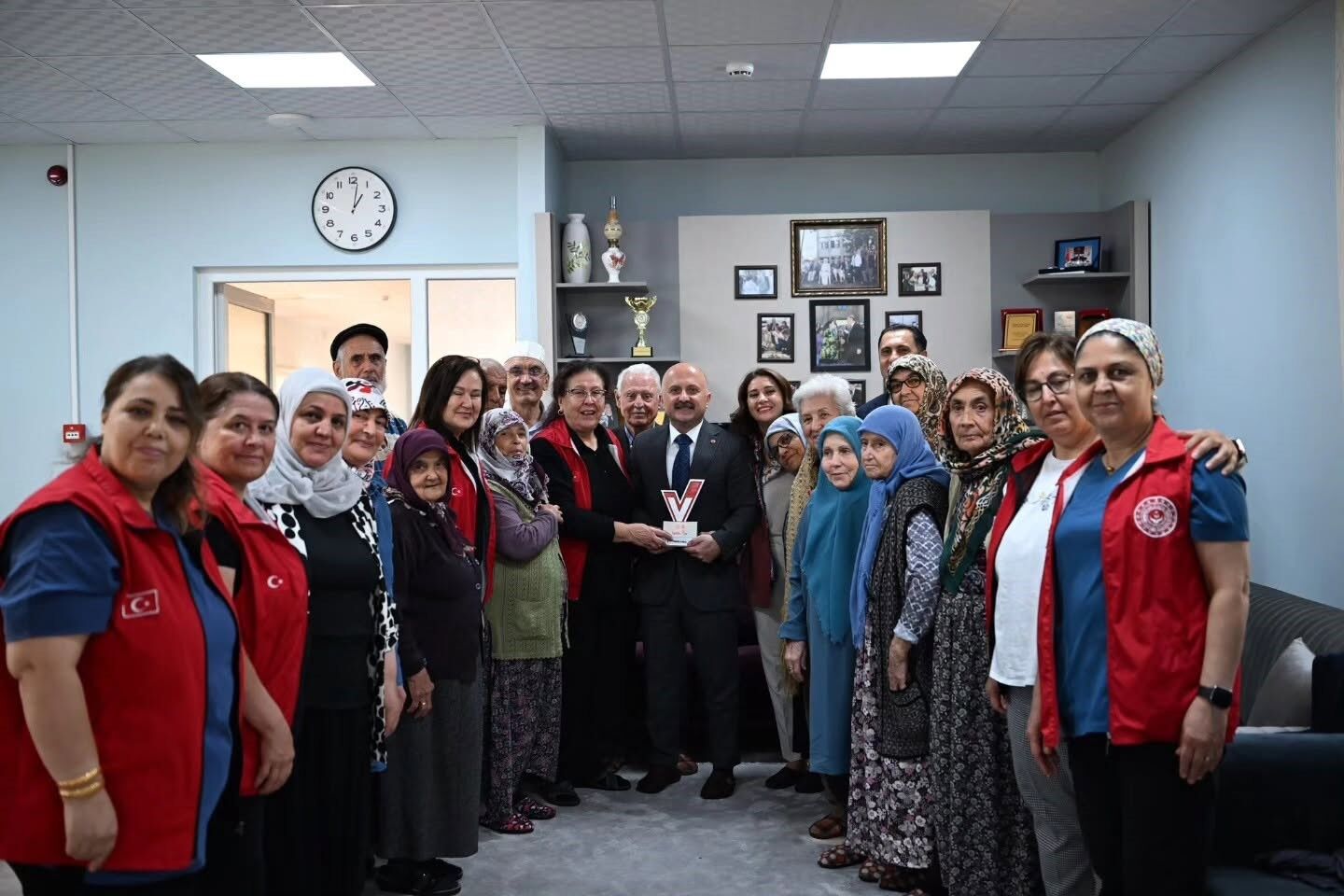 Aydın Valisi Varol Yaşlı Çınarların Gönlünü Aldı (1)