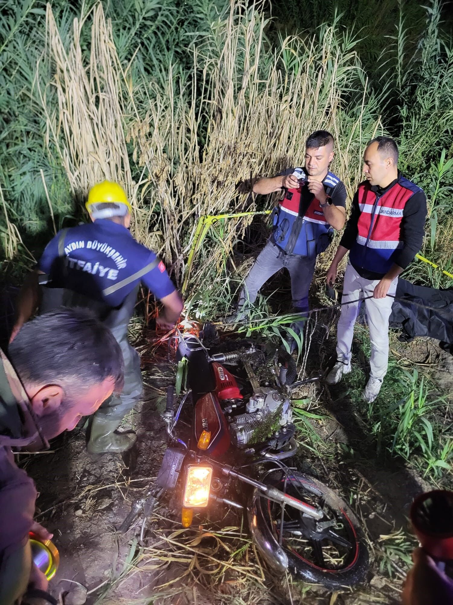 Aydın’da Motosiklet Ile Göle Uçan Sürücü Hayatını Kaybetti (1)